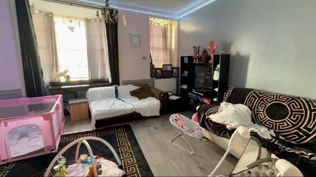 Lot: 152 - FREEHOLD RESIDENTIAL INVESTMENT - Maisonette - first floor - living room